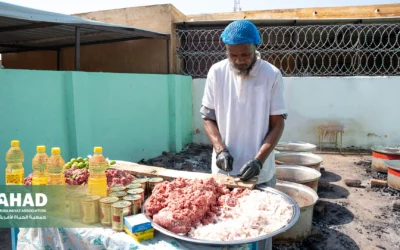 الحياة لأفريقيا تُوزع وجبات غذائية على النازحين بالسودان