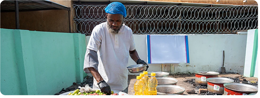 الحياة لأفريقيا تُوزع وجبات غذائية على النازحين بالسودان